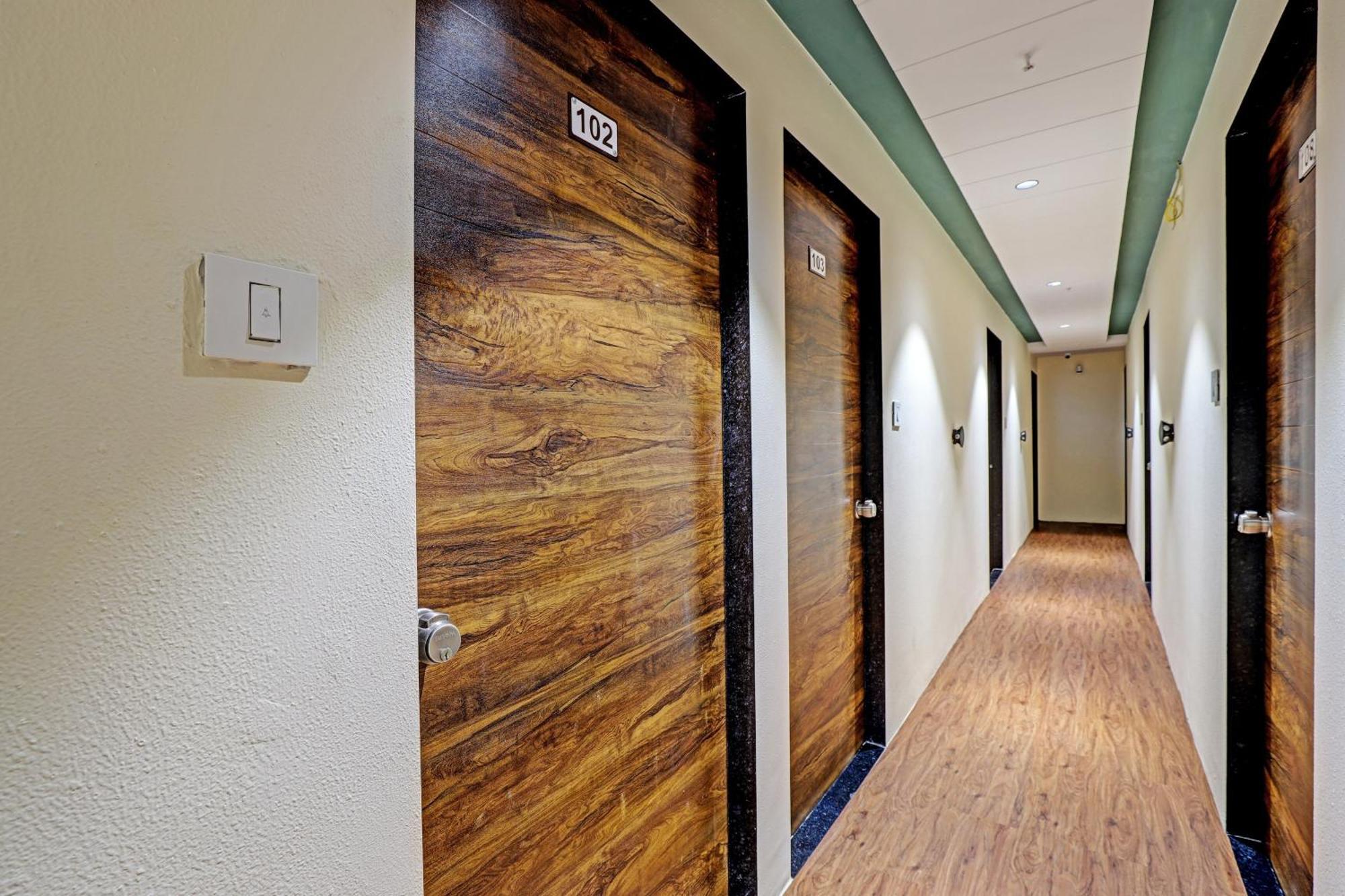 Collection O Hotel Swarg Сурат Экстерьер фото