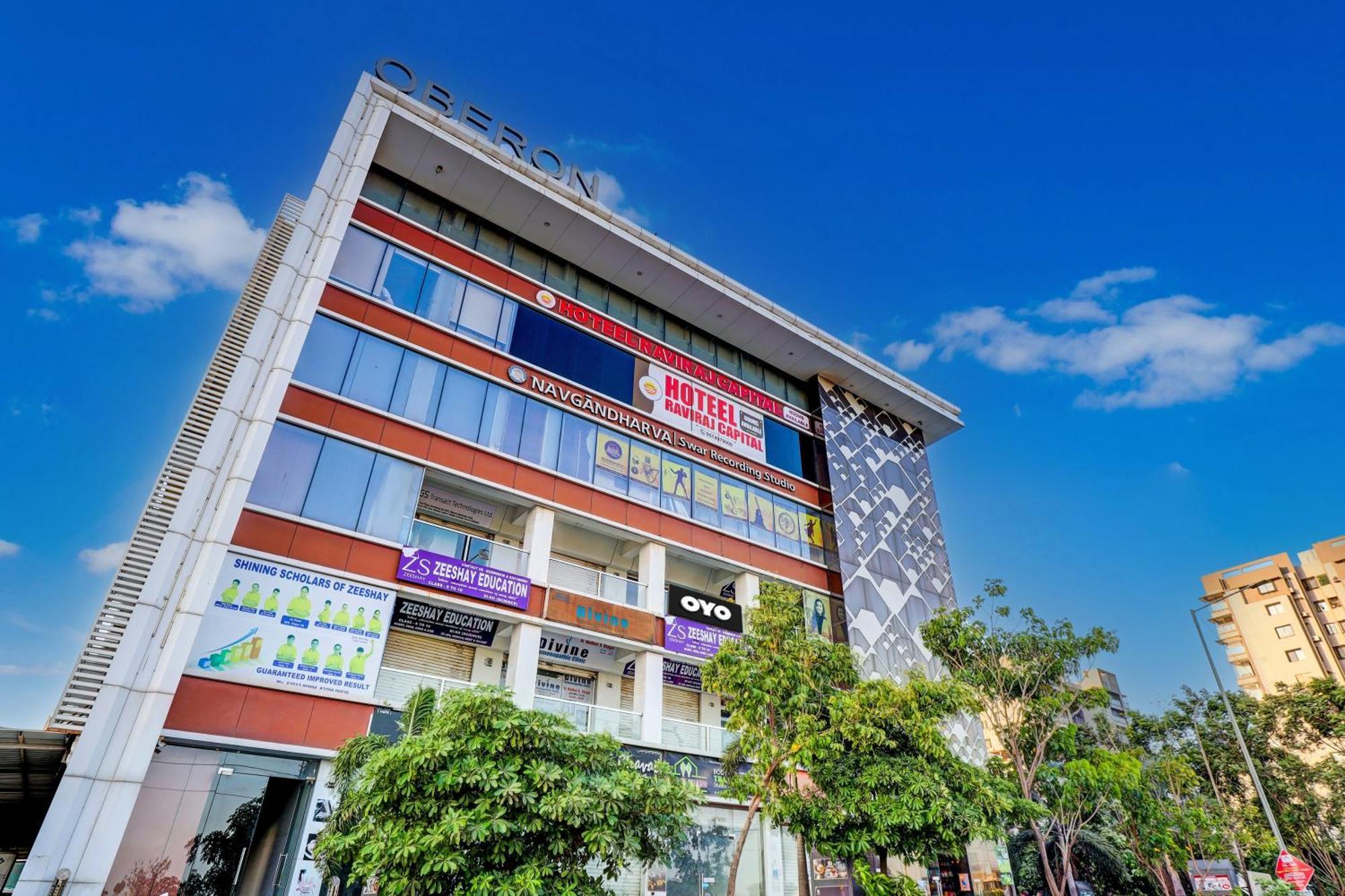 Collection O Hotel Swarg Сурат Экстерьер фото