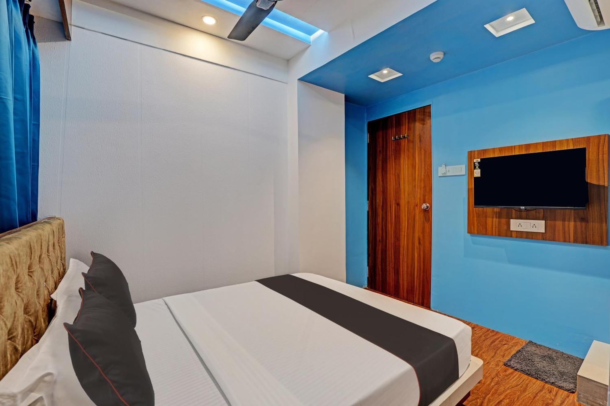 Collection O Hotel Swarg Сурат Экстерьер фото