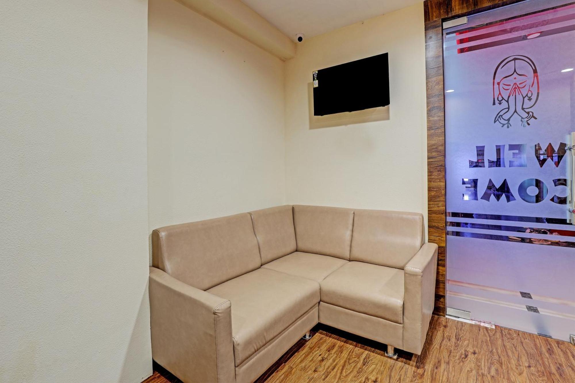 Collection O Hotel Swarg Сурат Экстерьер фото
